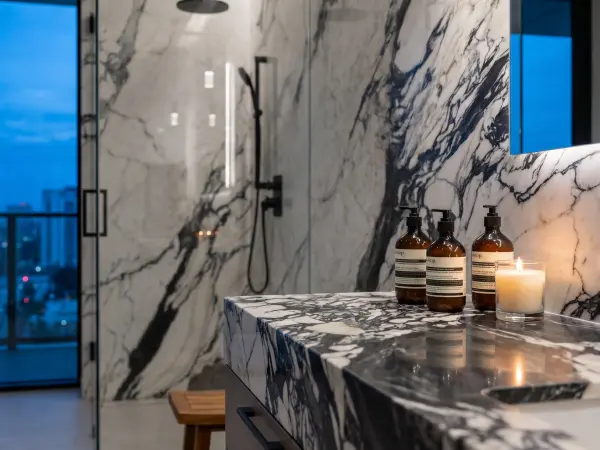 Paonazzo Corchia Modern Bathroom
